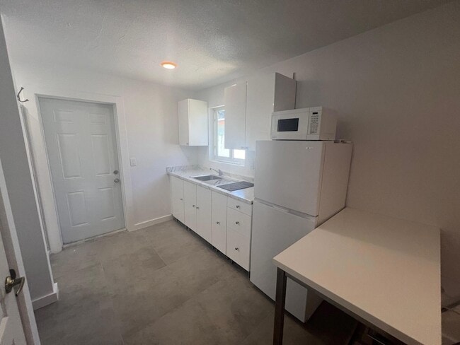 Building Photo - 1244 W 27th St Unit B