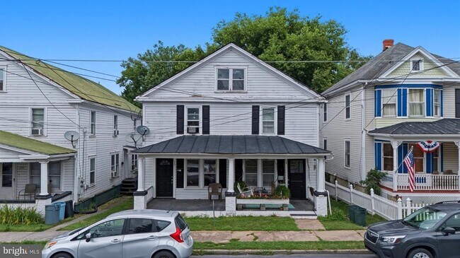 Photo - 730 W John St
