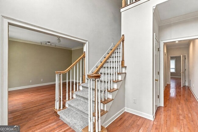 Photo - 3535 Claridge Dr NE