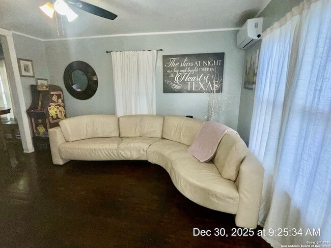 Photo - 1010 Gardina St