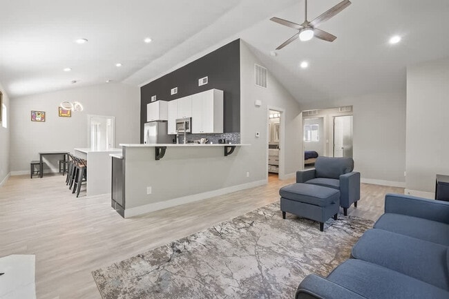 Building Photo - 1001 N Shamrock St Unit SI ID1460940P