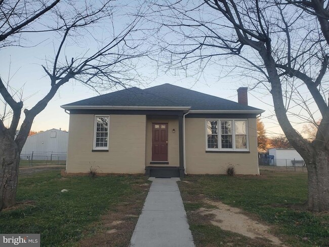 Building Photo - 1905 Mimosa St