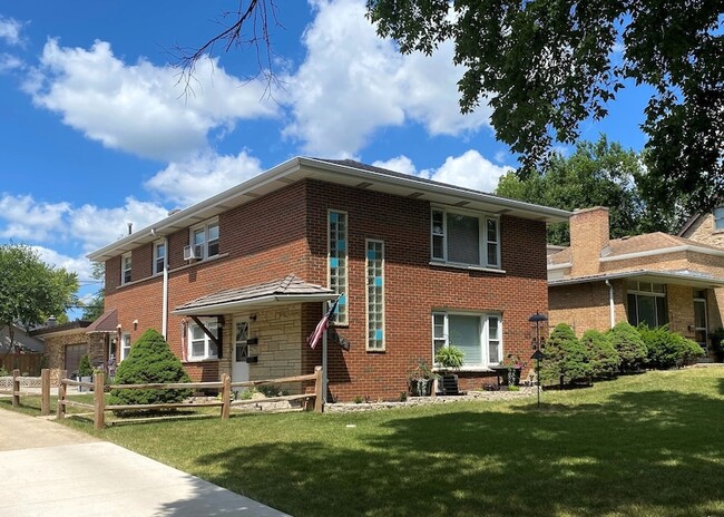 Building Photo - 216 9th Ave