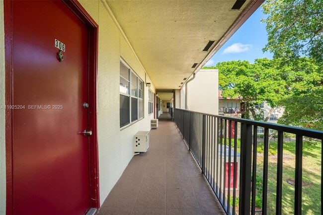 Building Photo - 100 SW 132nd Way Unit K306