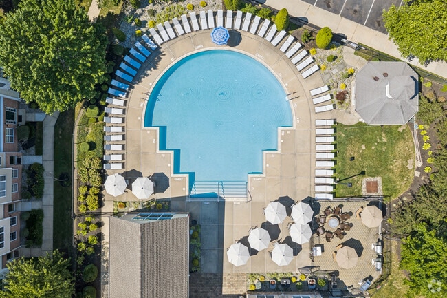 Building Photo - Camelot at LaMer
