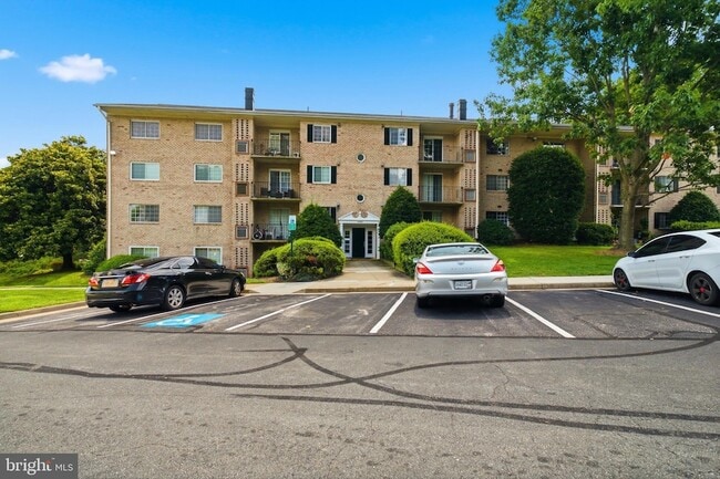 Building Photo - 1521 Colonial Dr Unit T2