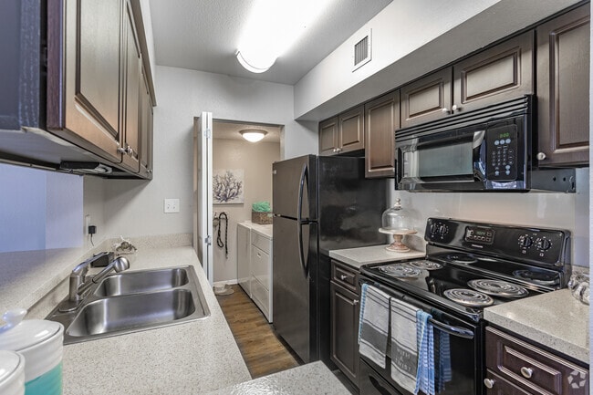 2BD, 2BA - 1000 SF - Harbour Pointe Apartment Homes