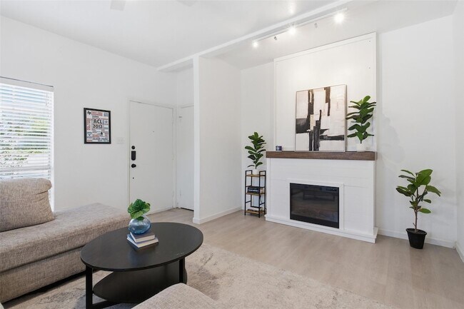 Photo - 739 E Oltorf St