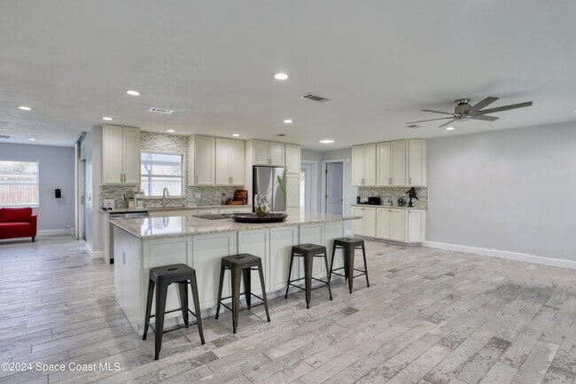 Photo - 590 Coconut St