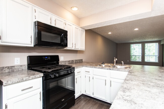 2BR, 1.5BA - 1,052 SF - HIBERNIA