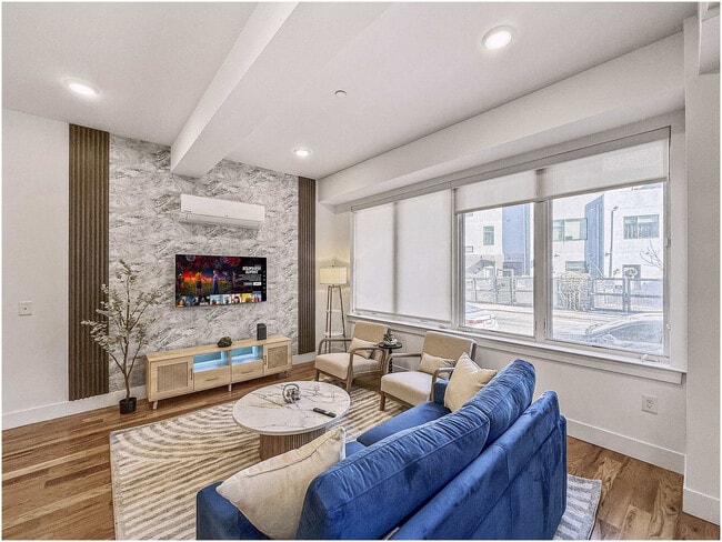 Photo - 236 W Thompson St Unit ID1332434P