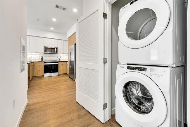 Building Photo - 593 Camino De La Reina Unit SI ID1287538P