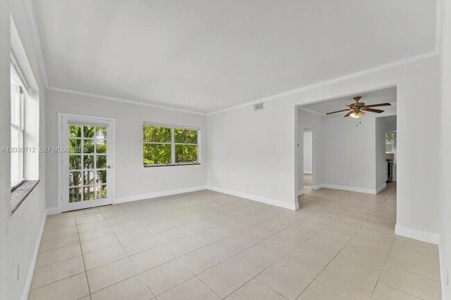 Building Photo - 653 Michigan Ave Unit 15