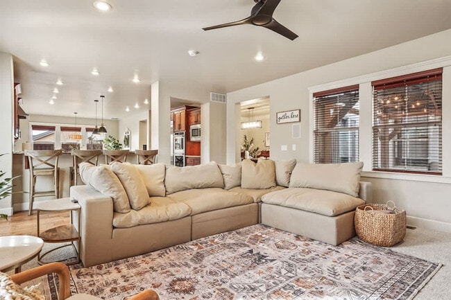 Building Photo - 611 E San Pedro St Unit ID1250608P