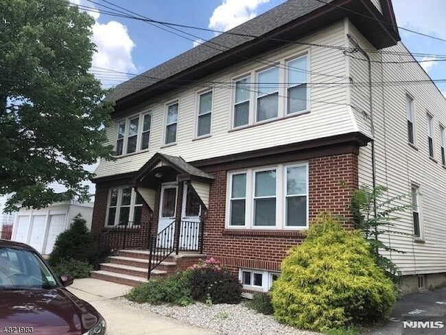 Building Photo - 9 Schuyler Ct Unit R2