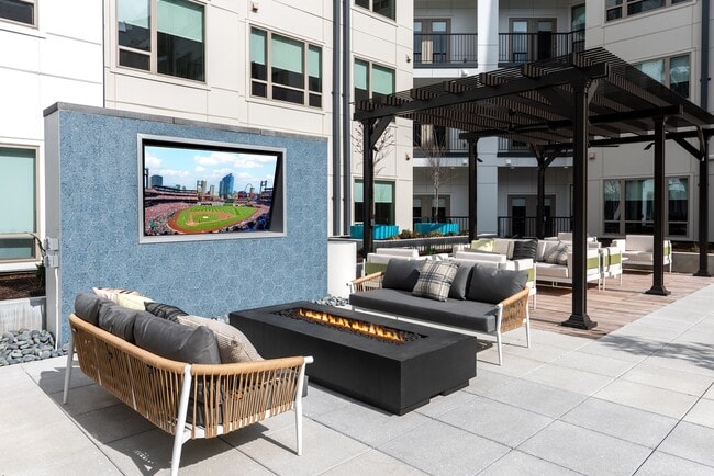 Courtyard - The Porter at Westport Plaza