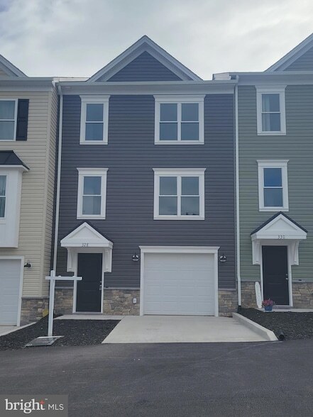 Photo - 328 W 11th St