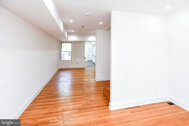 Photo - 104 R St NE