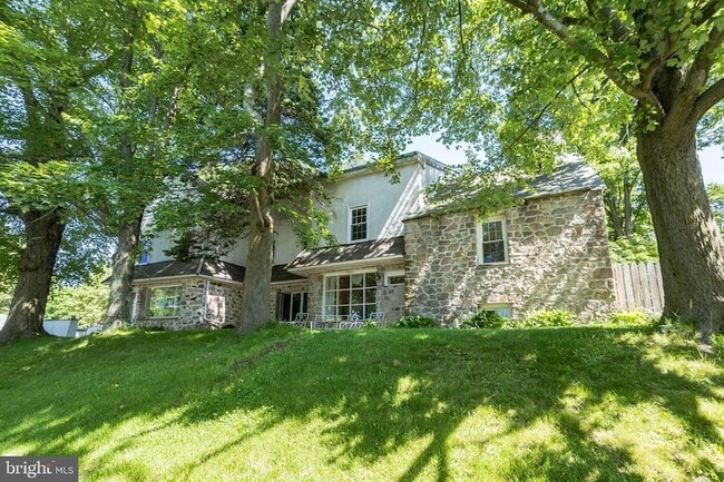 Building Photo - 800-2-802 E Cathedral Rd