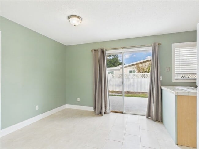 Photo - 741 Smith St