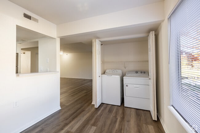 2BR, 1BA - 877SF - Dining Room - Eastbrook Apartments