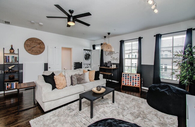 Building Photo - 2216 Chenevert St Unit ID1256832P