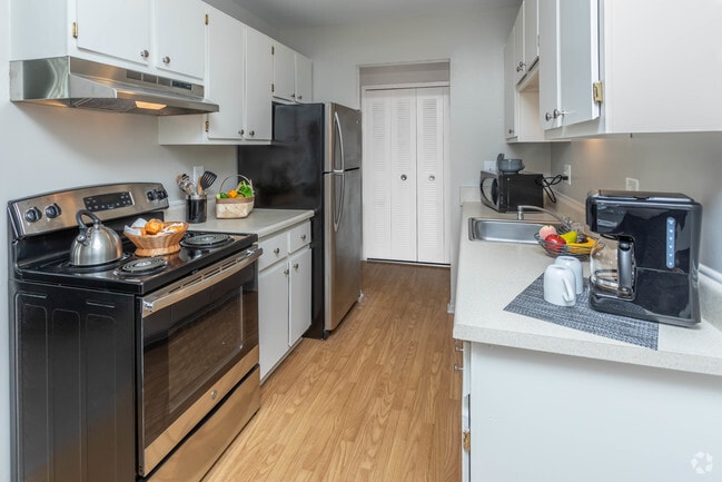 1BR, 1BA - 836 SF - Bloomfield Square Apartments - Auburn Hills, MI