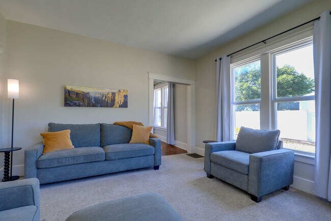 Photo - 408 NE Douglas St Unit SI ID1572390P