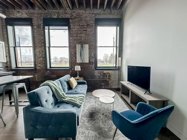 Building Photo - 403 W 4th St N Unit SI ID1534862P