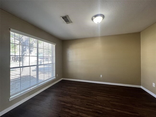 Photo - 28811 Stapleford St