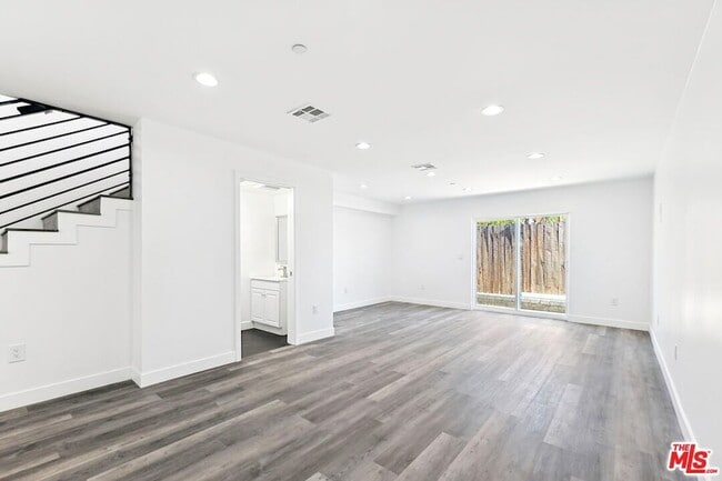 Photo - 17610 Sherman Way