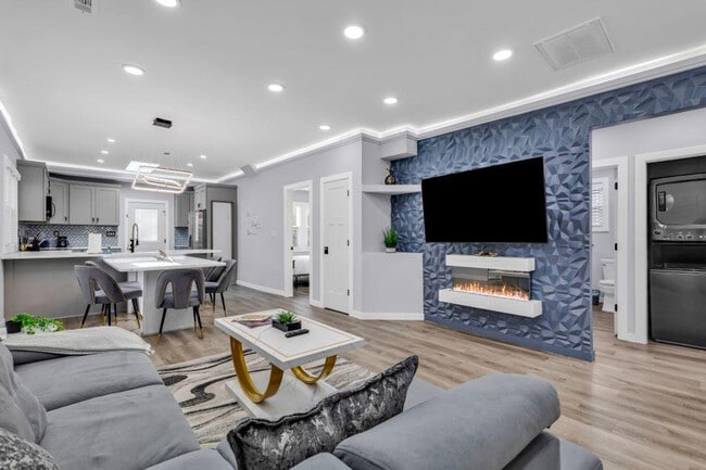 Building Photo - 830 Parkwood Ave Unit ID1268046P