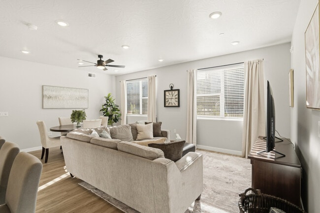 Building Photo - 206 N Chapparell Dr Unit SI ID1504814P
