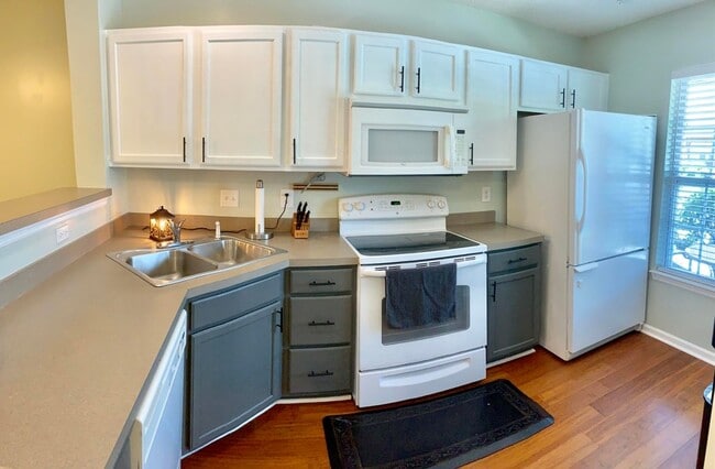 Photo - 466 Doane Way