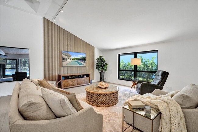 Photo - 614 W Lakewoode Cir