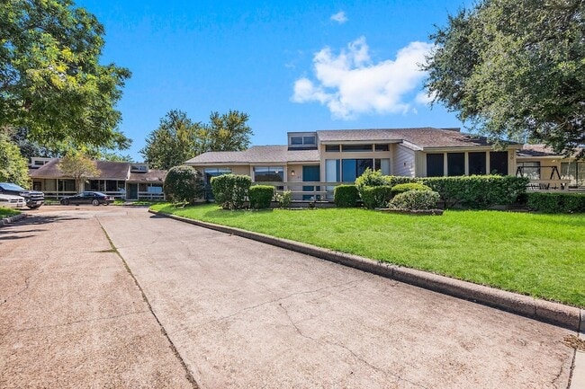 Photo - 49 April Point Dr N