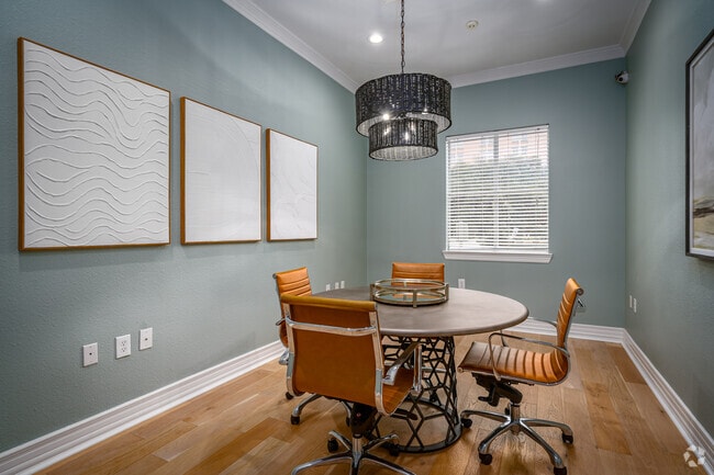 Huddle Room - Villas at Hermann Park