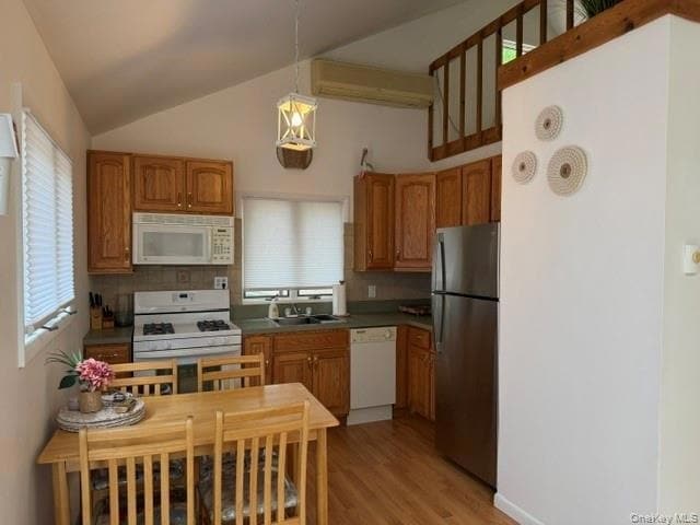 Building Photo - 126 Lynn Ave Unit 7