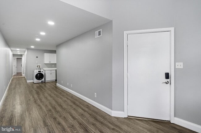 Photo - 823 Newington Ave Unit 1