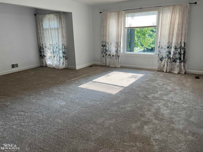 Photo - 904 Trombley Rd