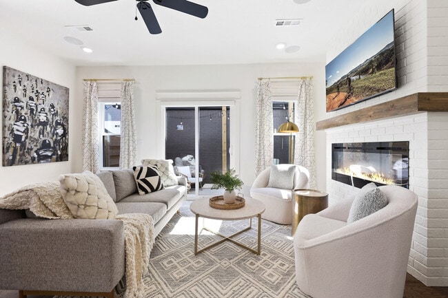 Building Photo - 112 NW Oz Vlg Dr Unit ID1221835P