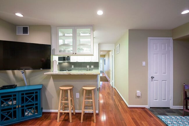 Photo - 1001 New Hampshire Ave NW Unit ID427P