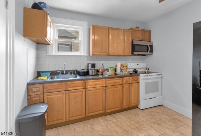 Building Photo - 635 Madison Ave Unit 2