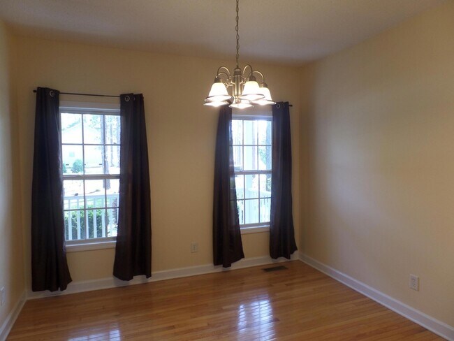 Photo - 10 Sawmill Rd W