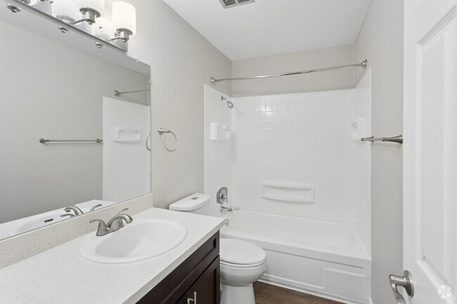 1BR, 1BA - 683SF - Bathroom - Creekside Apartments
