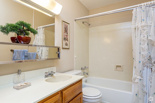 1BR, 1BA - 560SF - Pontchartrain Oaks Apts