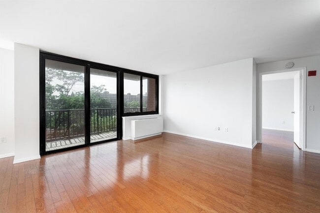 Photo - 700 Grove St