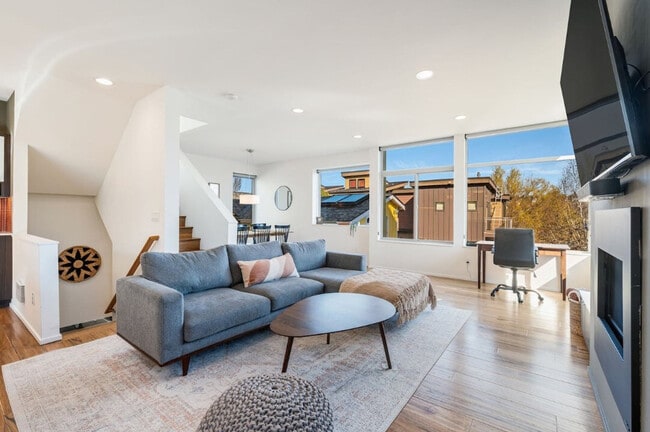 Building Photo - 2323 W Crockett St Unit SI ID1471260P