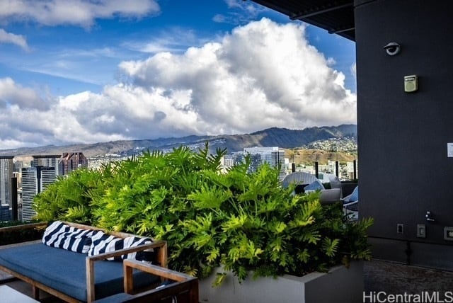 Photo - 987 Queen St