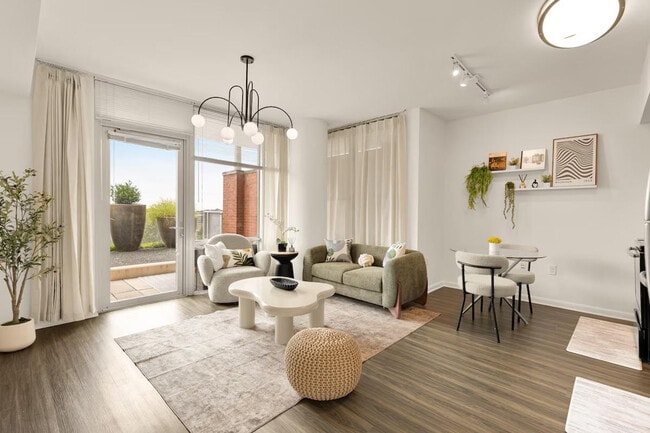 Building Photo - 1548 Spring Hill Rd Unit ID1395359P